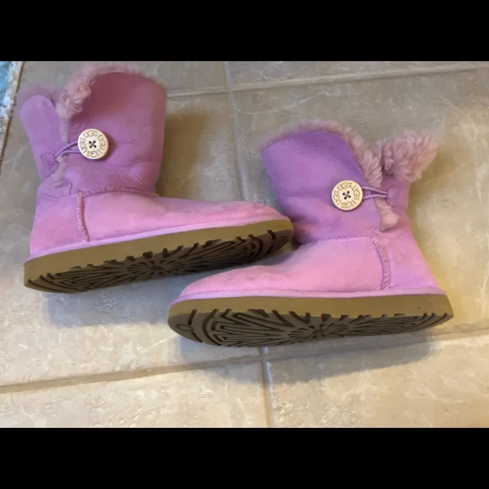 COPY - Uggs size 6 boots with Bailey button! - Picture 1 of 13